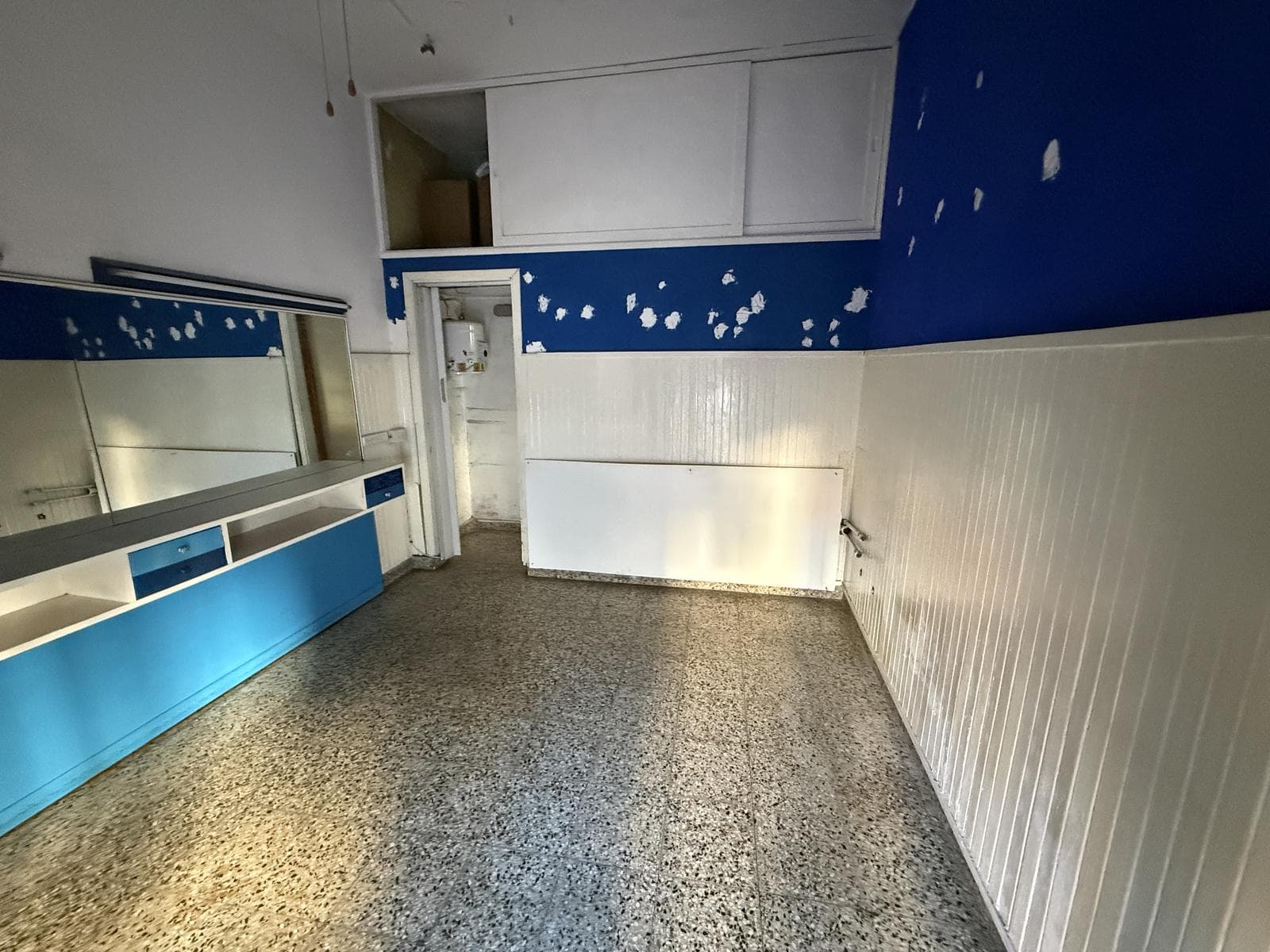 LOCAL CON PERSIANA Y VIDRIERA - EXCELENTE UBICACION - 1