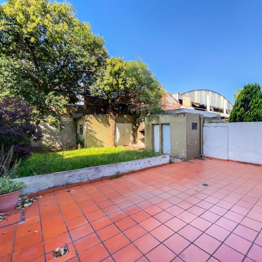 Casa de 2 dormitorios a reciclar con jardín y posibilidad de construir PB 6 pisos en Alberdi - 1