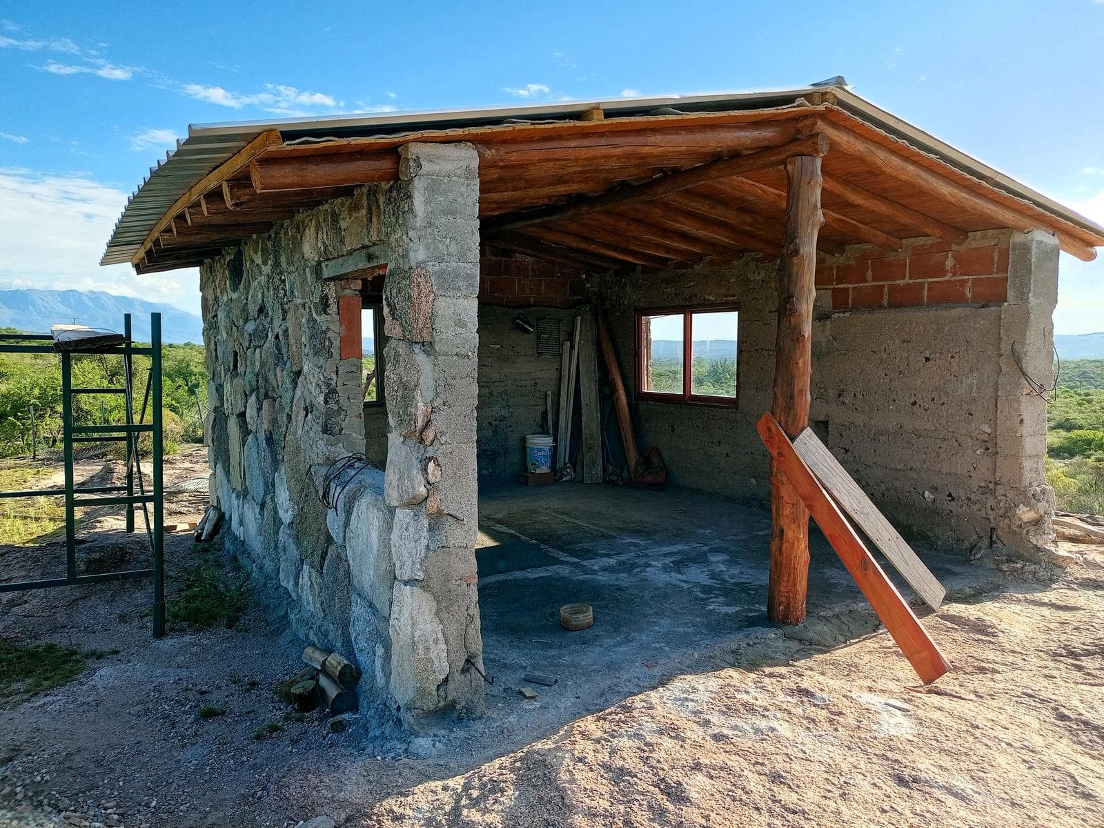 SE VENDE CASA CON IMPACTANTES VISTAS A LAS SIERRAS EN MINA CLAVERO - 1