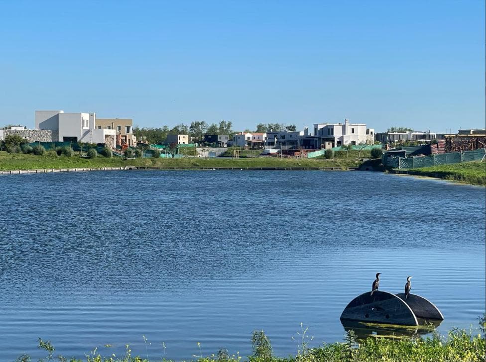 Terreno en venta a la laguna Barrio San Fermín - 1