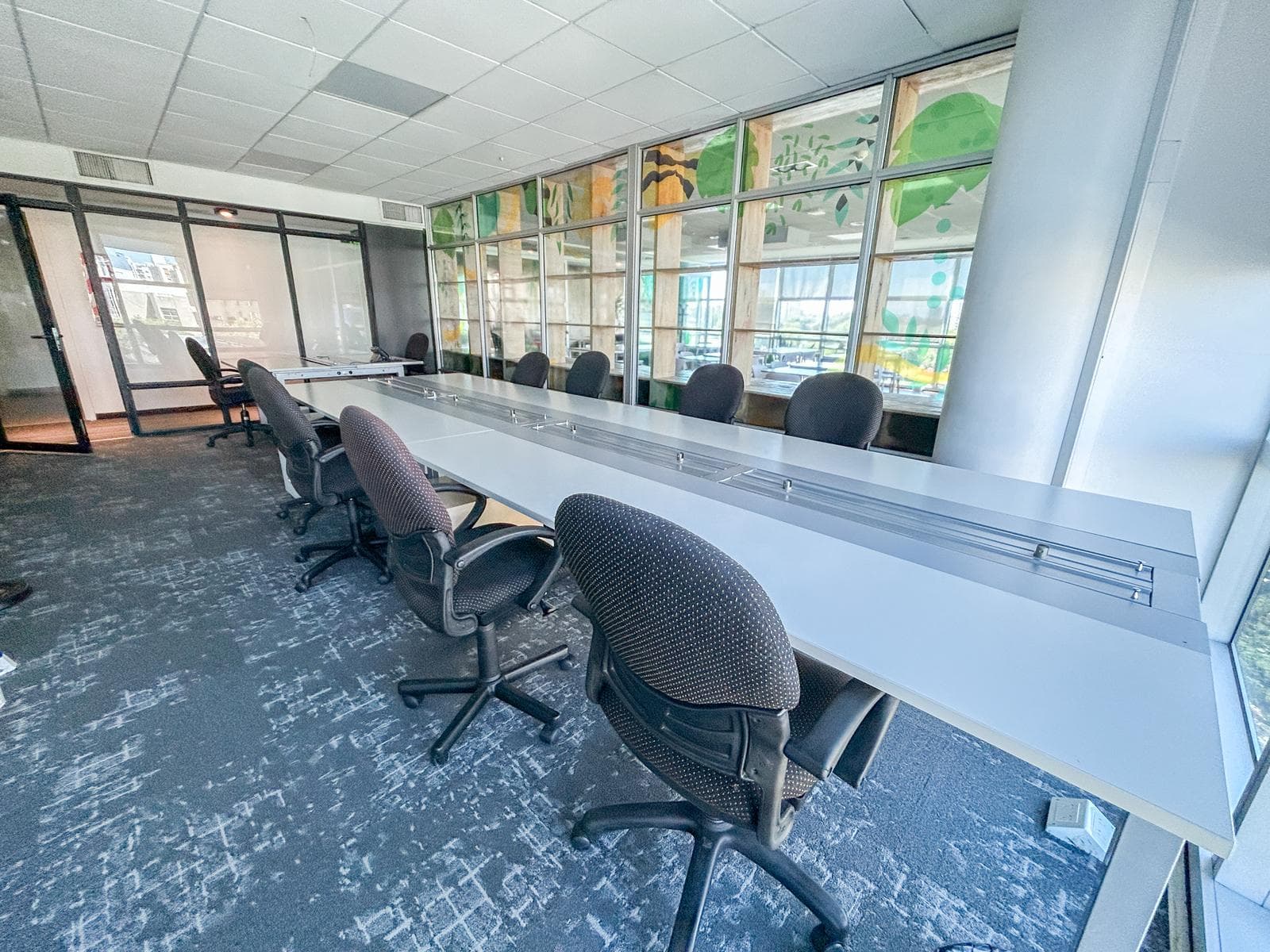 Alquilo Oficina Amoblada con 10 puestos en Capitalinas - 1