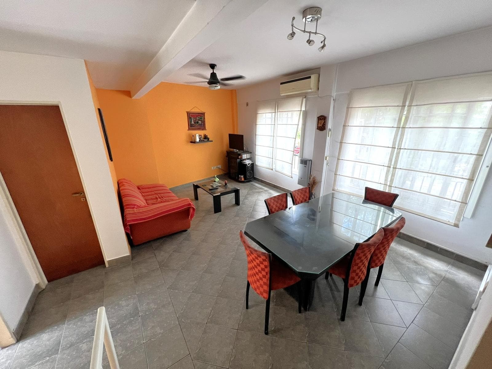 Muy buen PH de 3 ambientes amplios c/ escritorio - Patio - Cochera - SIN Expensas - 1