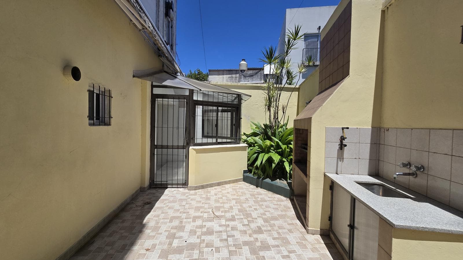 Venta departamento 2 ambientes con patio en Barracas - 1