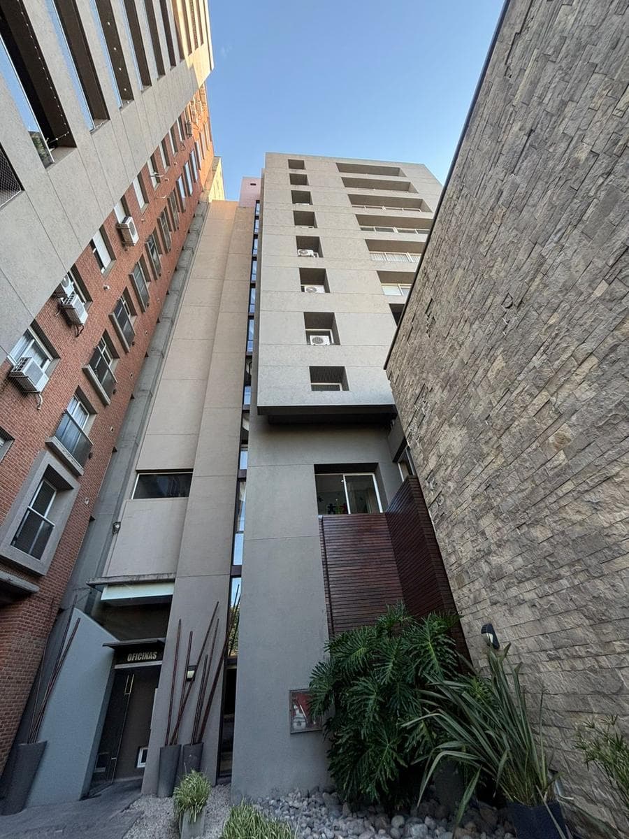 ALQUILER AMPLIA Y LUMINOSA OFICINA EN EDIFICIO PUNTO URBANO - 1