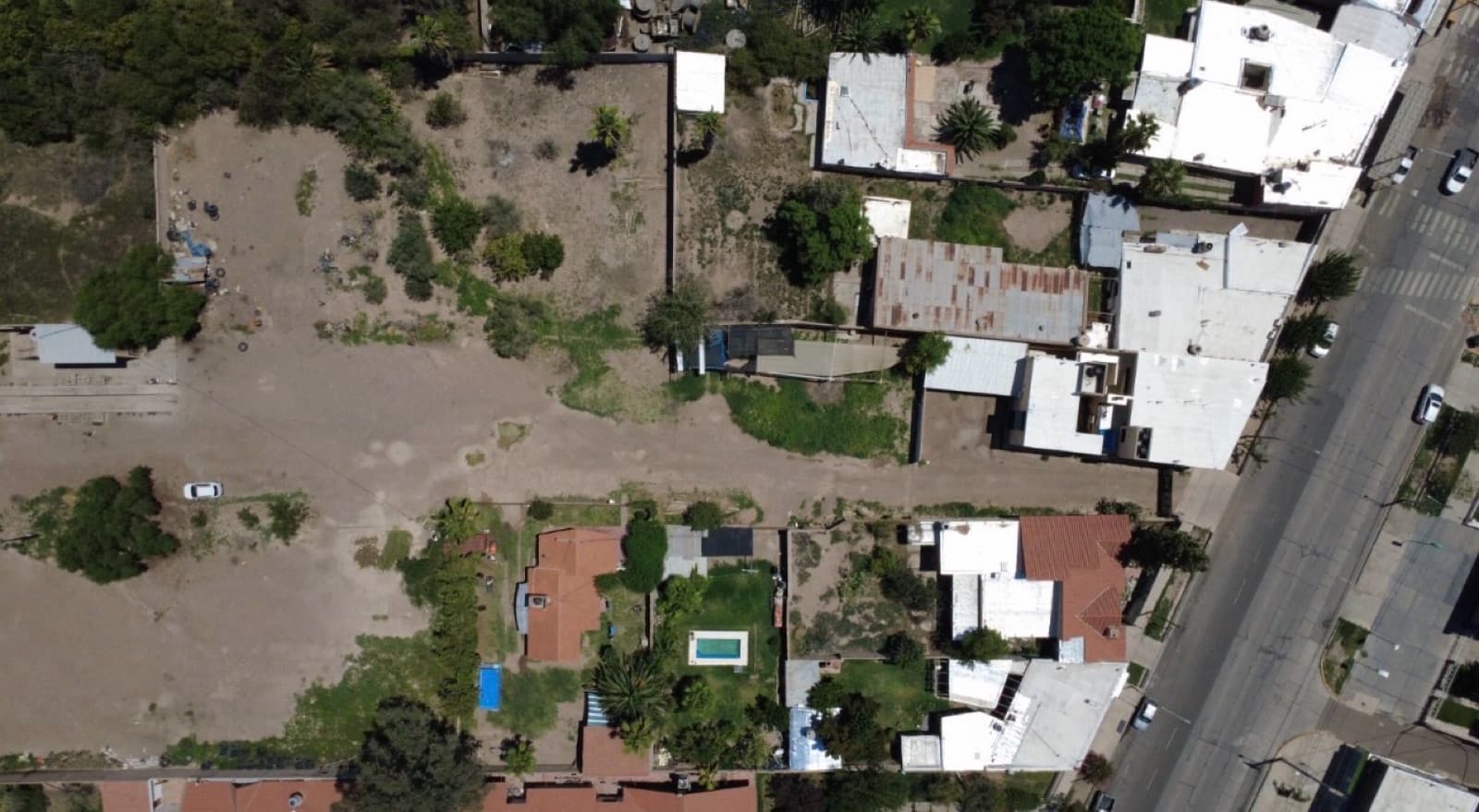 Terreno, oficina, baño y rampa - 1