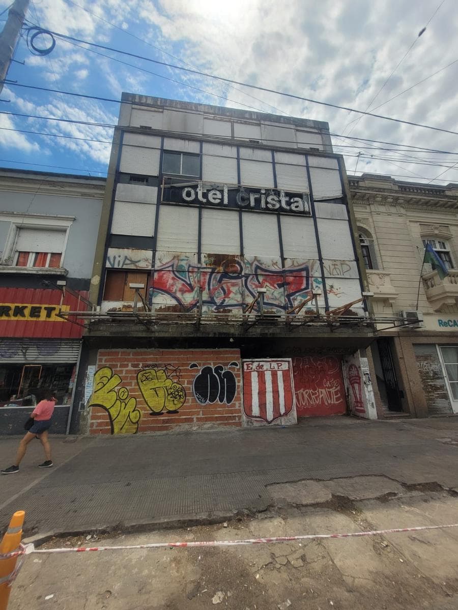 Hotel a refaccionar a mts de estacion de trenes y centro comercial - 1