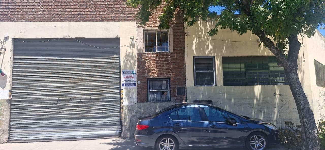 Galpón alto con dock de carga en Villa Soldati - 1