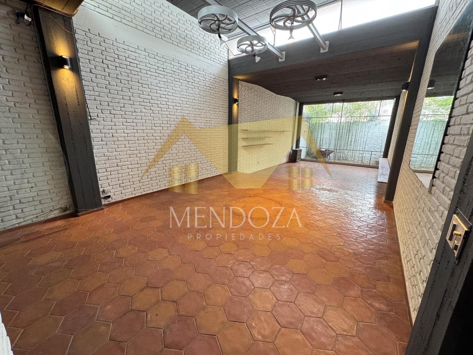 ALQUILER DE OFICINA EN BARRIO BOMBAL SUR, GODOY CRUZ - 1