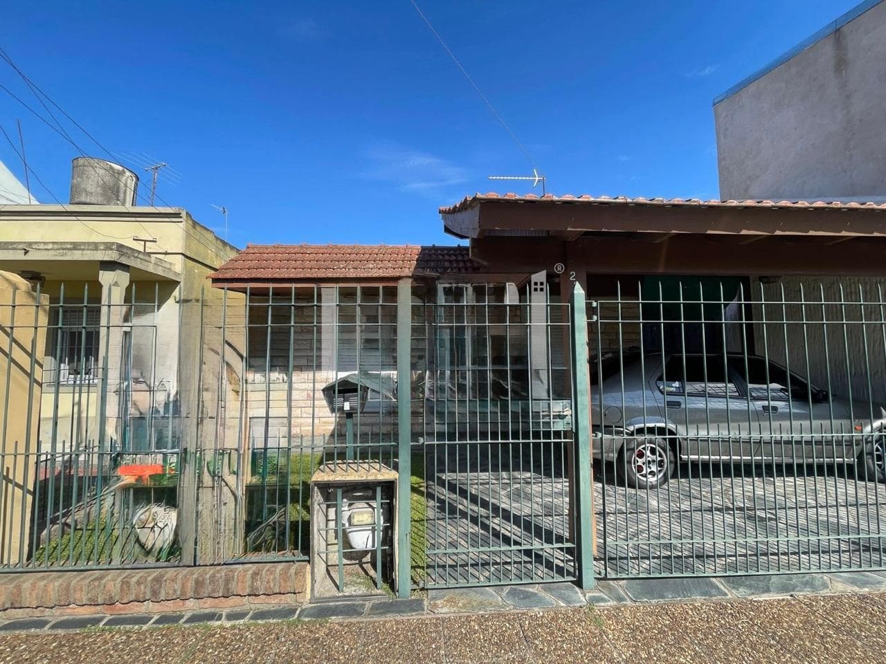 Venta de casa 3 ambientes con amplio parque y cochera en Berazategui - 1