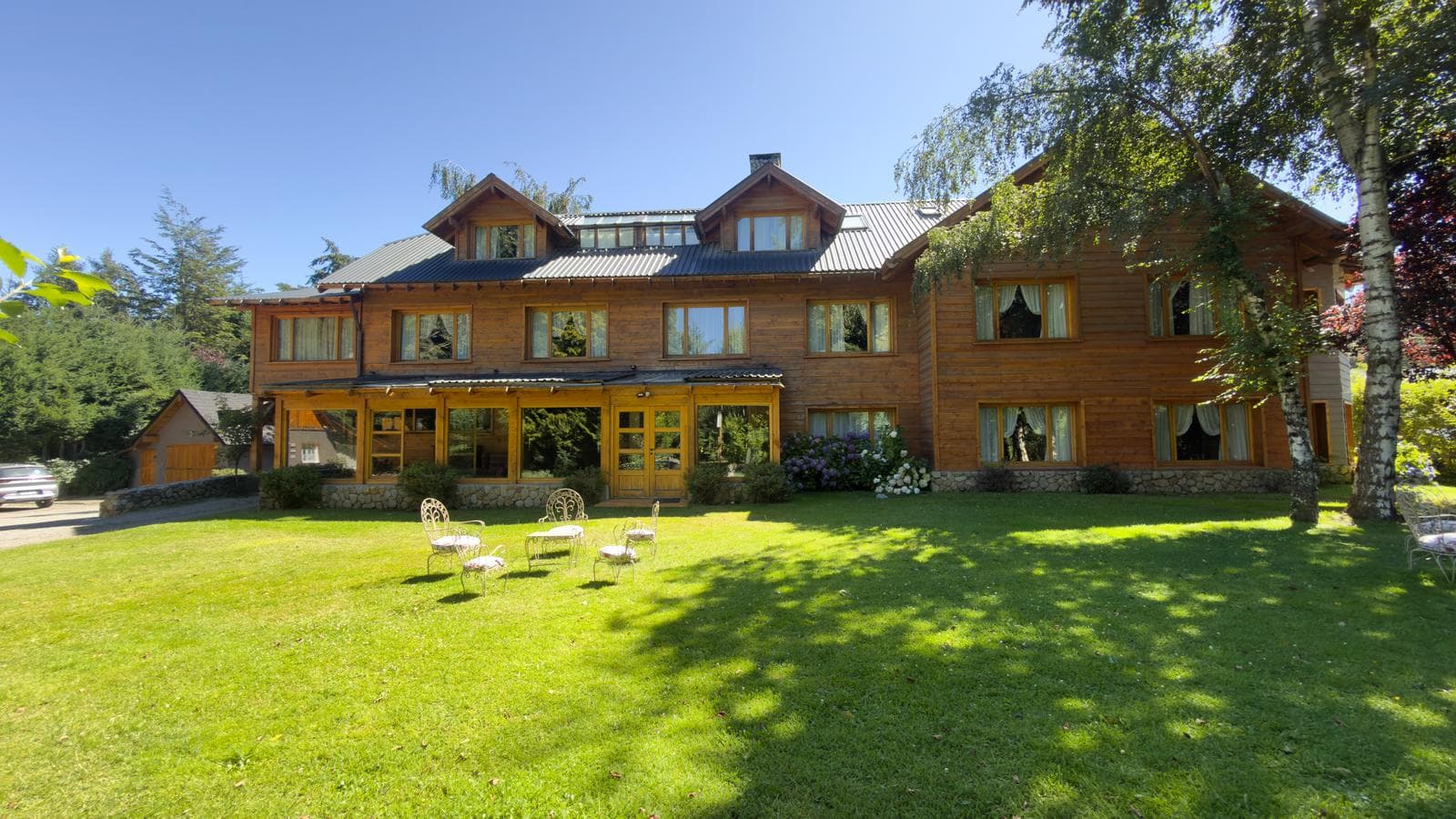 VENTA - Hostería de 935 m2 en pleno centro de Villa La Angostura – 14 hab. – Lote 2.500 m² – FOT 90% - 1