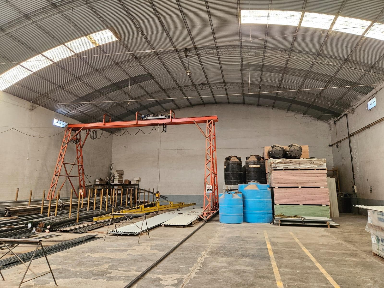 ALQUILER 3 Galpones más 6.300m2 de Predio libre en Cipolletti - 1