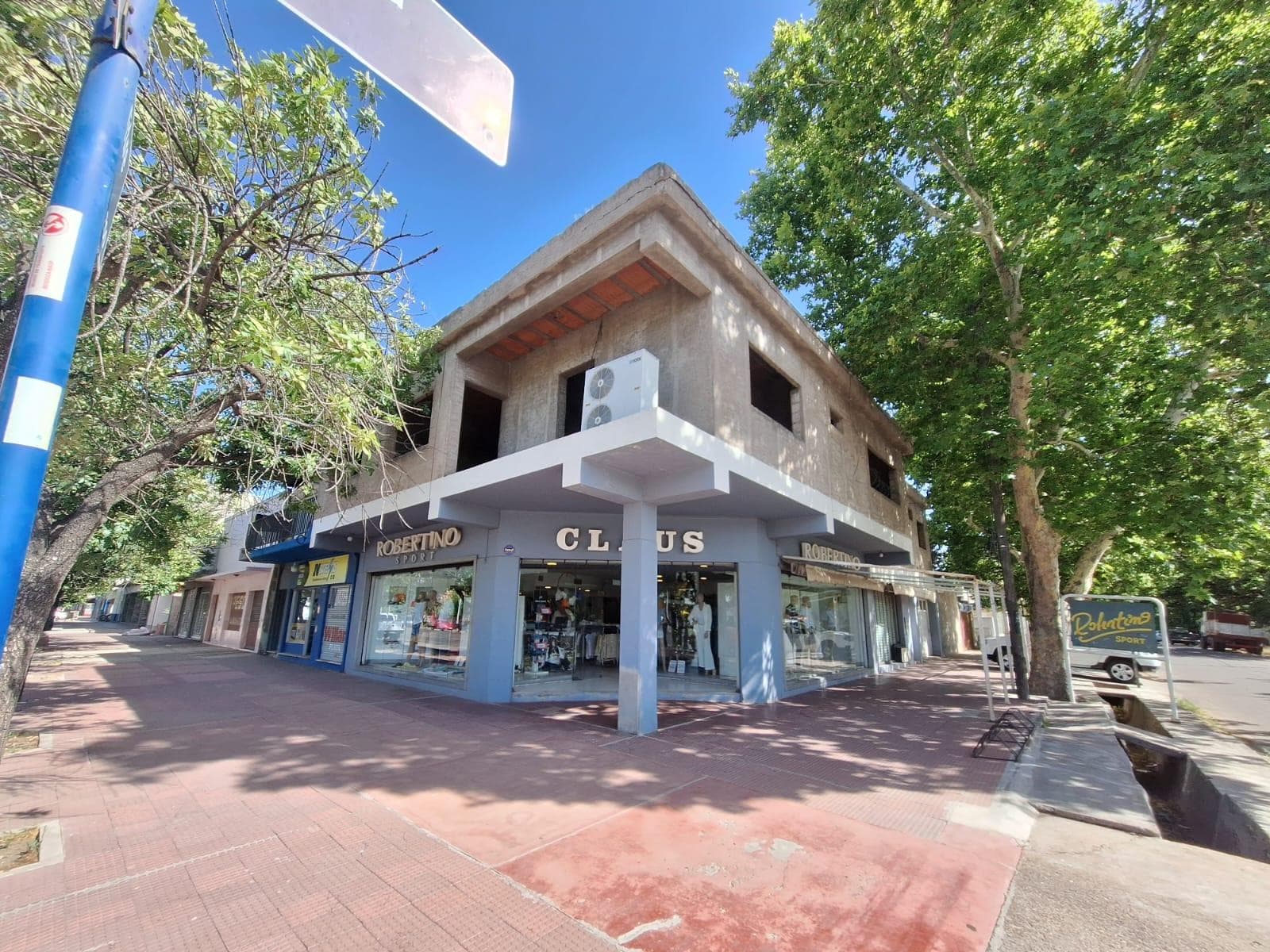 Locales comerciales en venta, en esquina, sobre Av. Mitre. Renta inmediata - 1