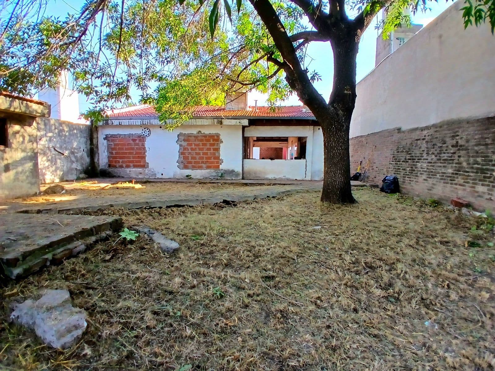 Oportunidad en Castelar Sur - Terreno de 658 mt2 con Excelente Potencial para Reciclar o Desarrollo - 1