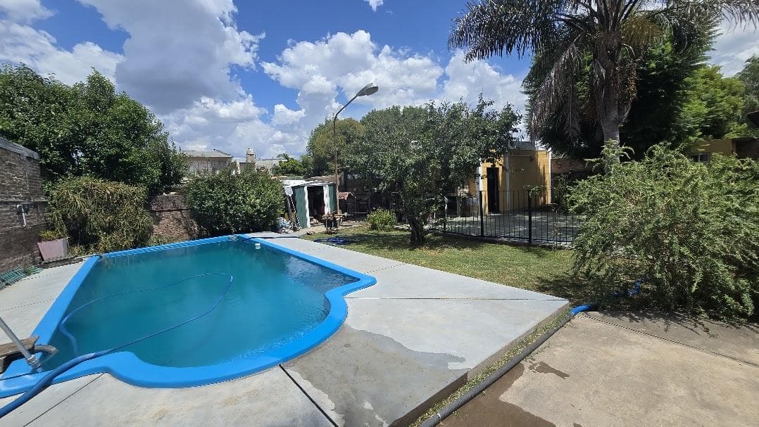 CASA EN VENTA UBICADA EN MATHEU. DESARROLLADA EN 1 PLANTA SOBRE UN LOTE DE 700 MTS - 1