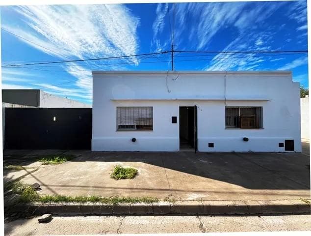 Casa en venta - 3 Dormitorios 1 Baño - San Antonio de Areco - 1