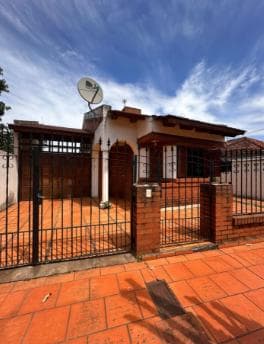 Casa en venta - 3 Dormitorios 1 Baño - Garupa - 1