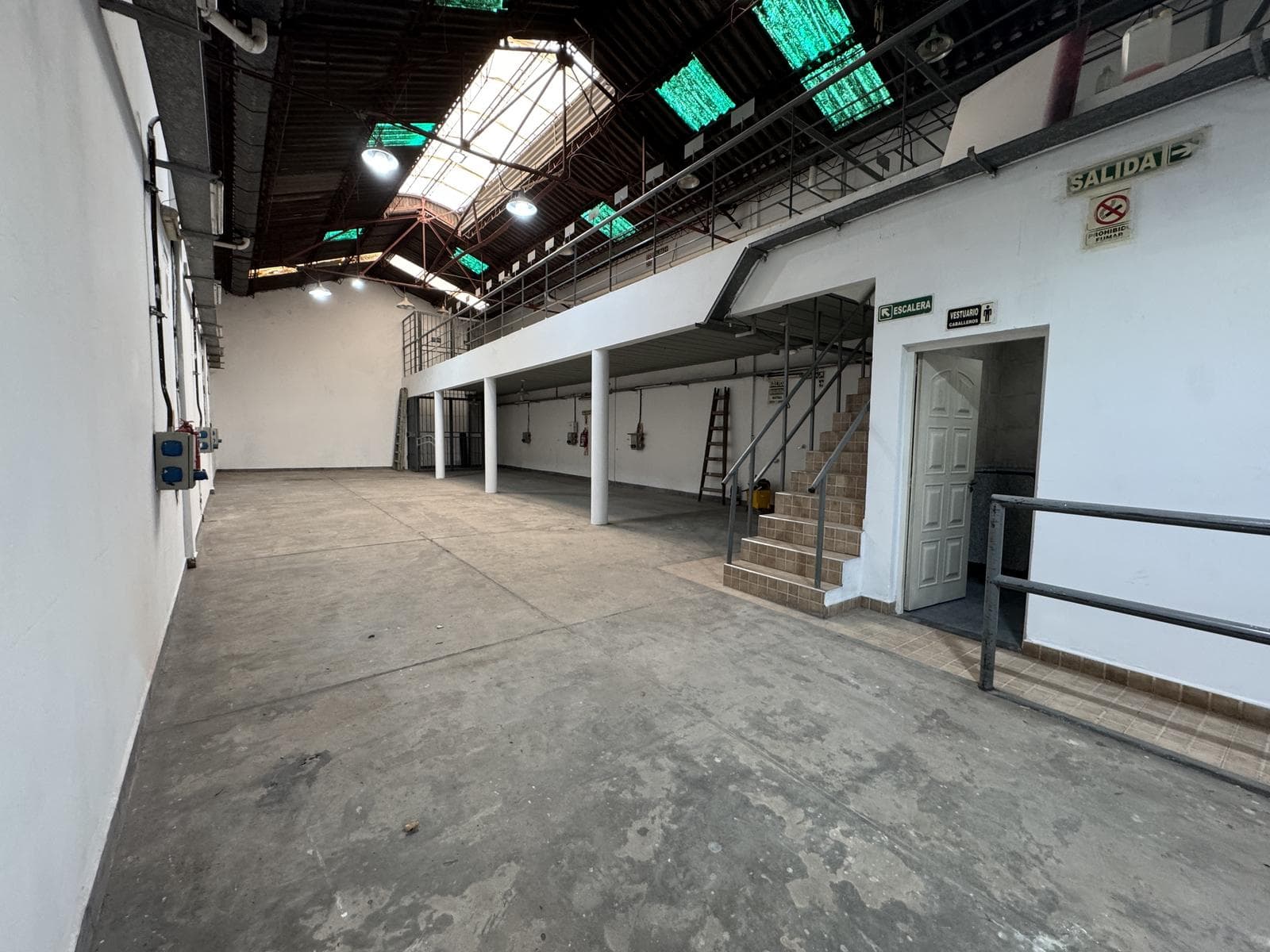 deposito con entrada para camiones - gran altura - en excelente estado - listo para ingresar - 1