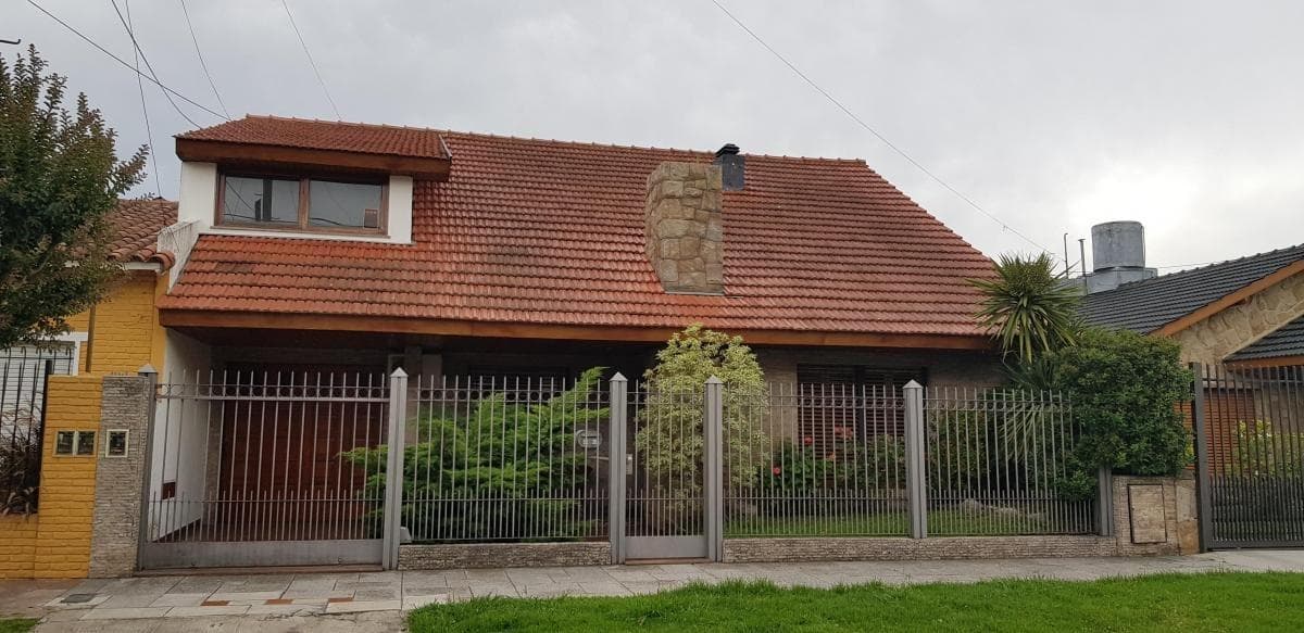 Casa en venta - 4 dormitorios 3 baños - La Matanza - 1