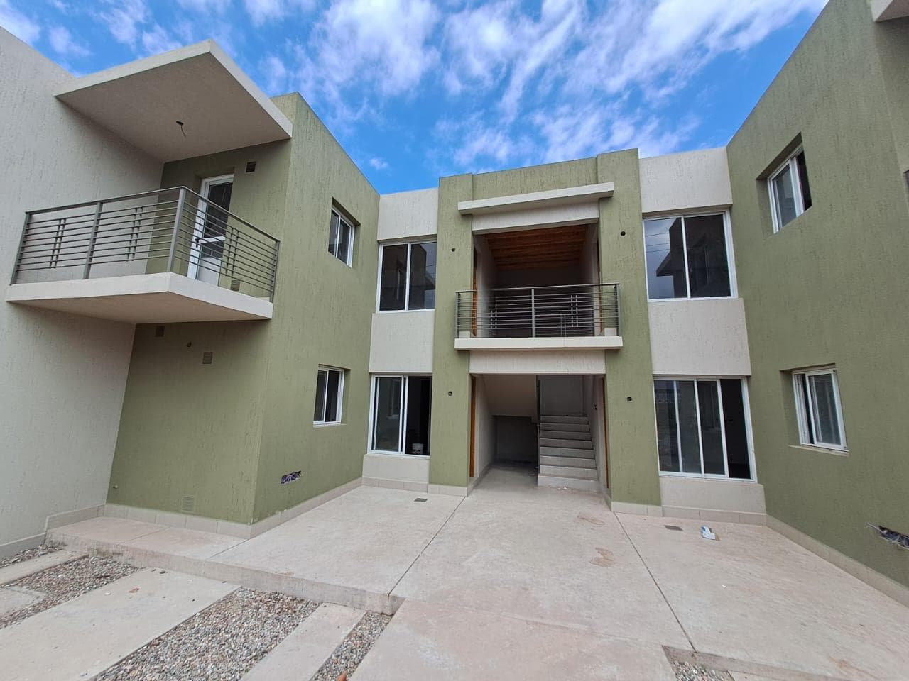 Departamento en Venta - 2 dormitorios con patio y cochera - 1