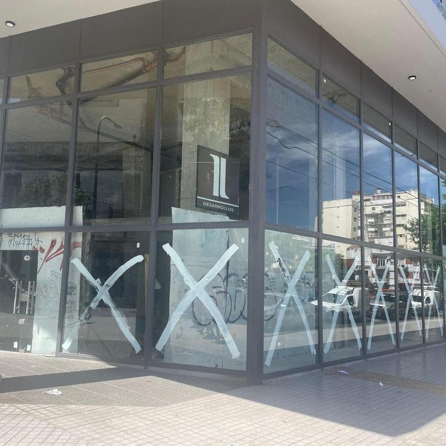 Local en venta esquina Trelles y Av San Martín, vidriado doble altura - 1