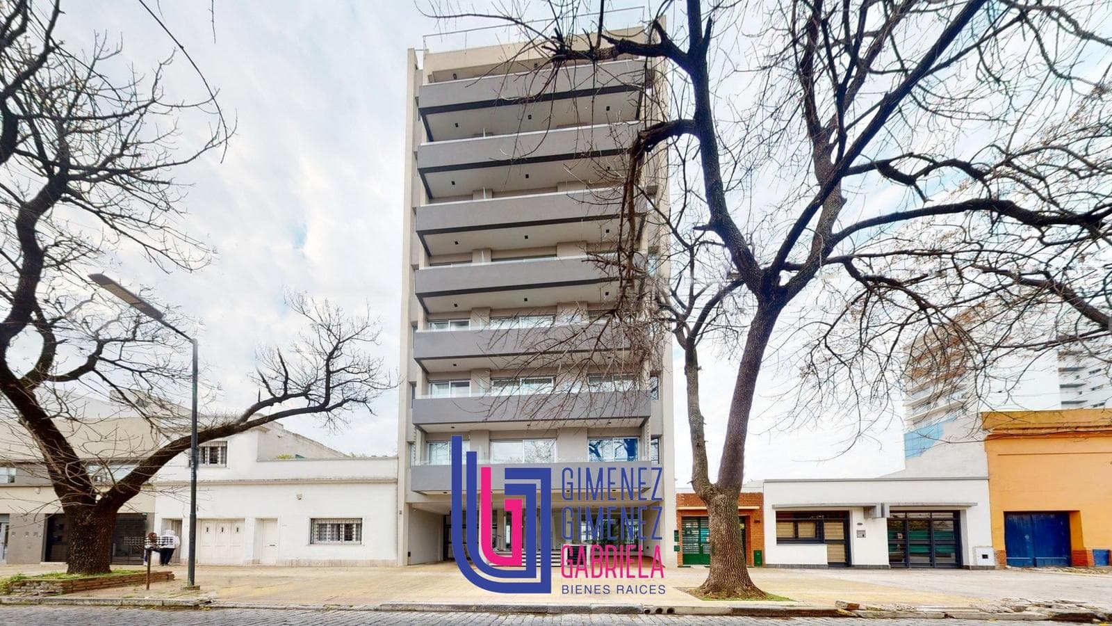 Cochera en venta semicubierta zona tribunales la plata - 1