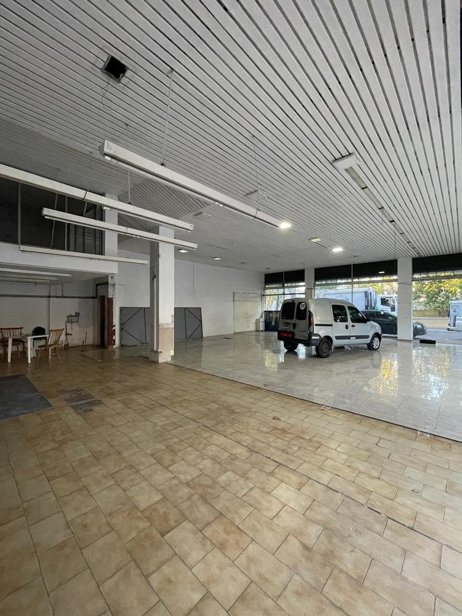 Local en alquiler - 210Mts2 - Bernal - 1