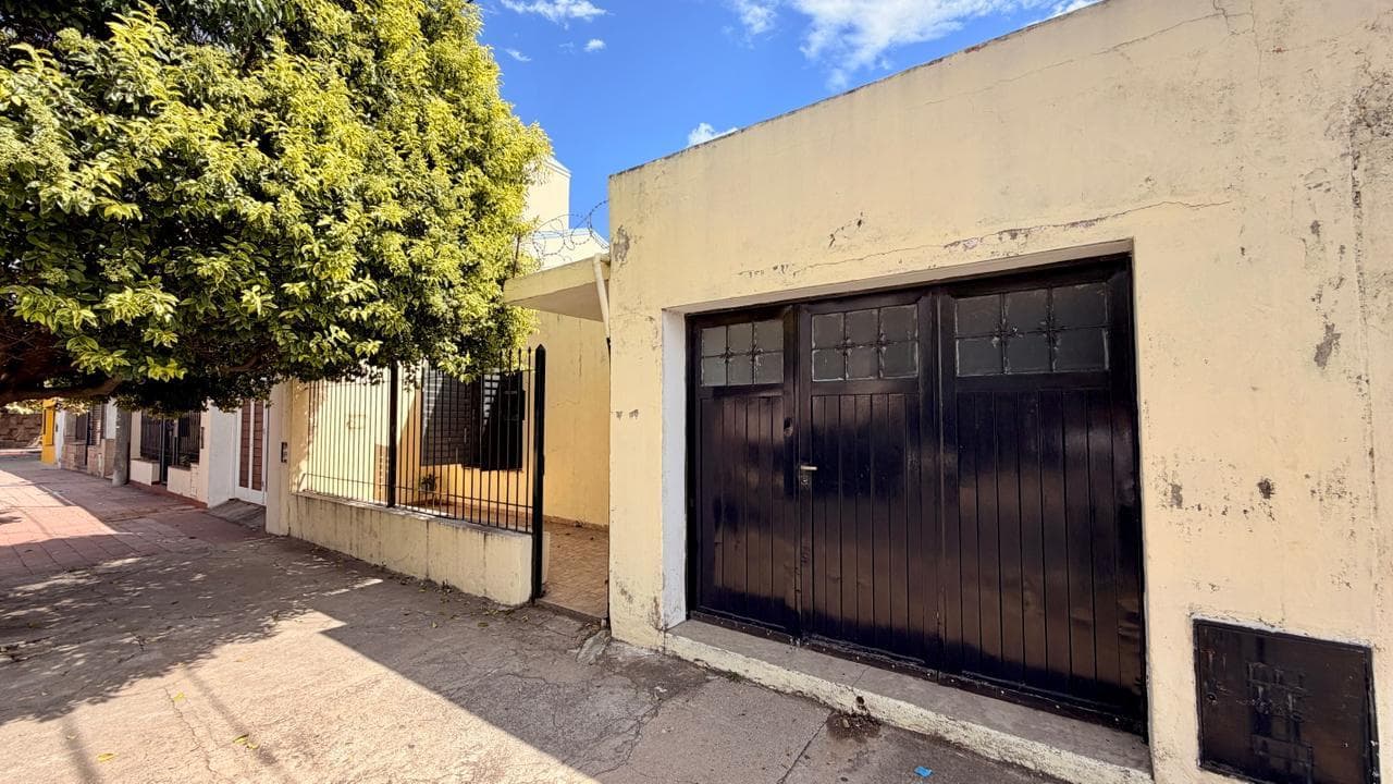 Casa 3 dormitorios con patio y garage en San Vicente - 1