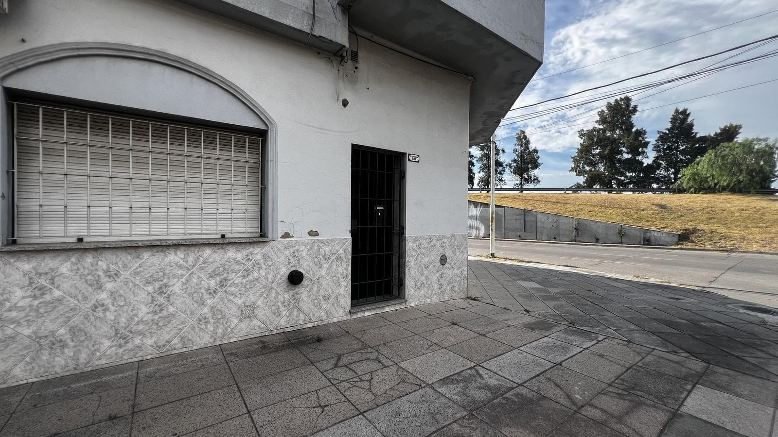 ALQUILER OFICINA EN MORON - 1