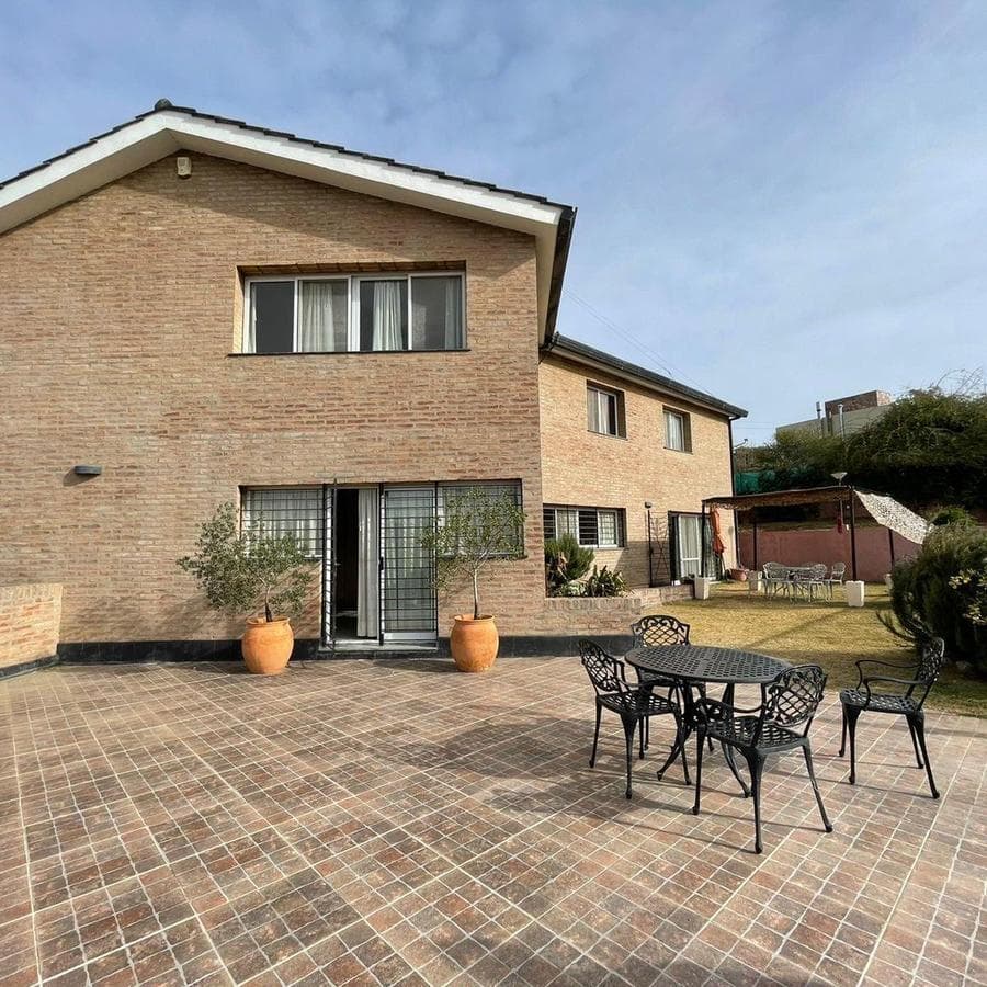 SE VENDE CASA VILLA DEL LAGO EN VILLA CARLOS PAZ - 1