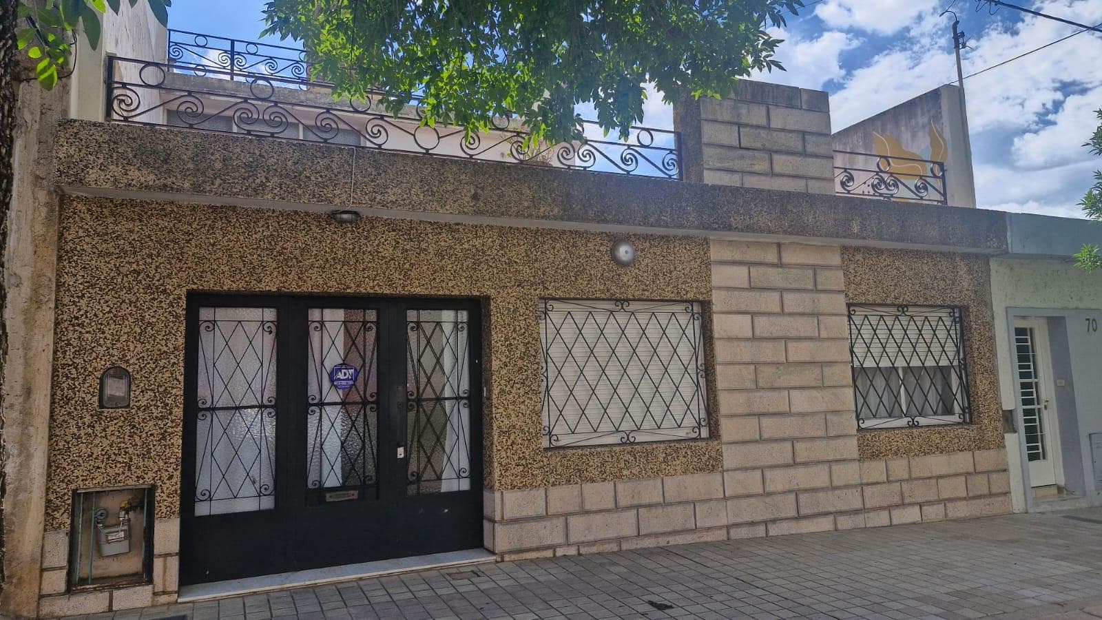 Amplia Casa de tres dormitorios y tres pisos en General Paz - 1
