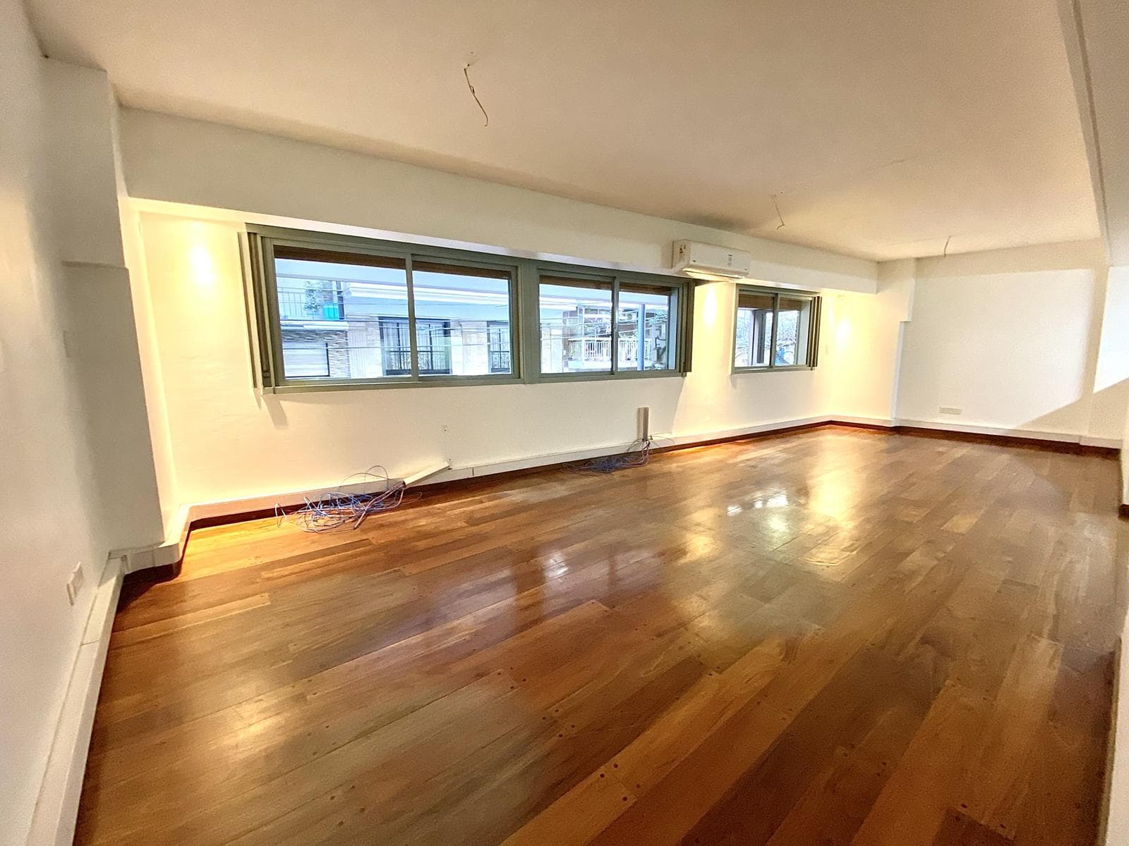 Departamento 280 m2. Piso entero al frente. Excelente estado - 1