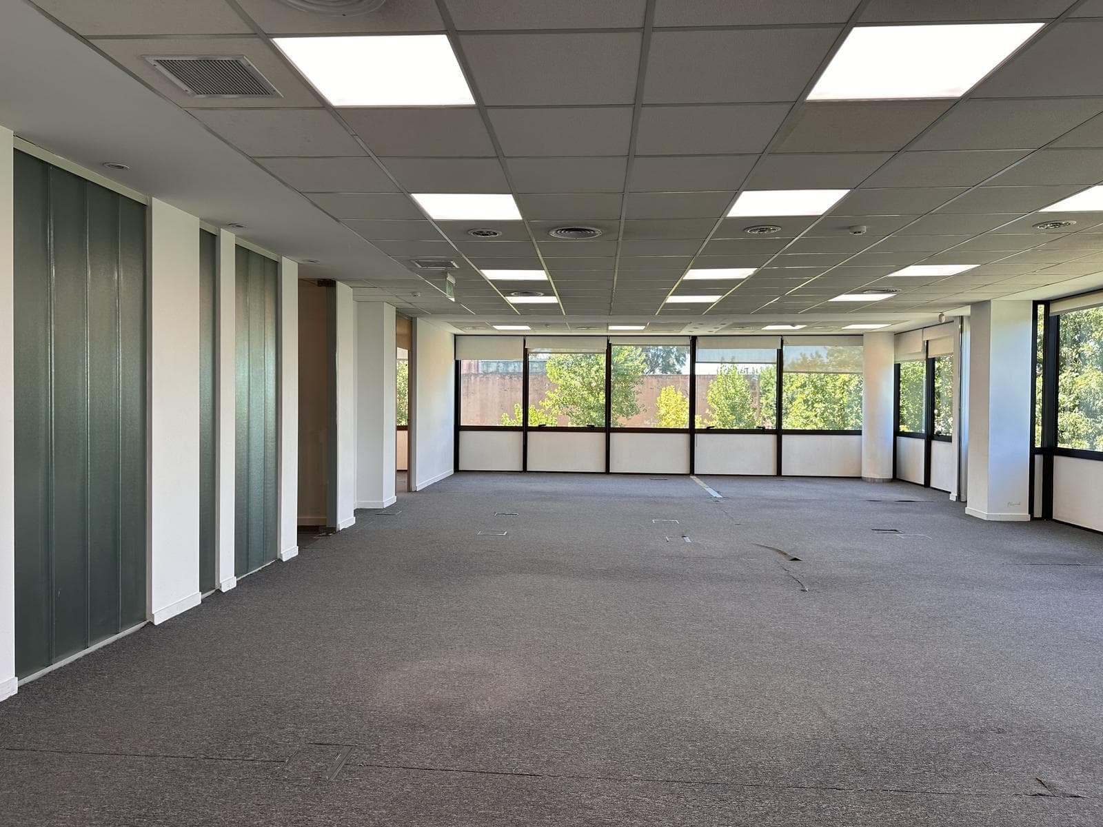 Oficina en alquiler en planta baja de 278m2 con 5 cocheras en Martínez - 1