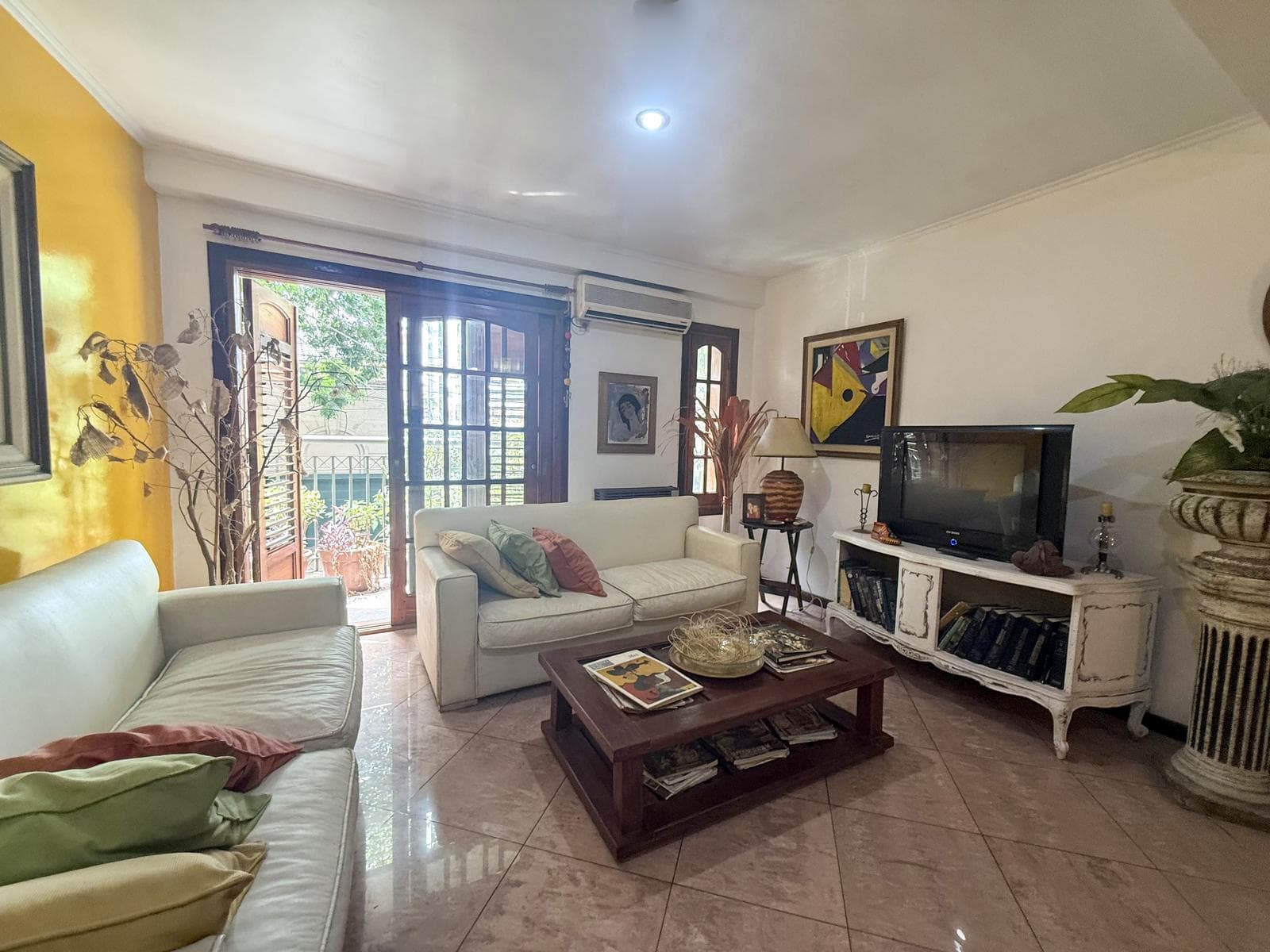 Casa- Venta Hermoso triplex de 5 ambientes con cochera y baulera - 1