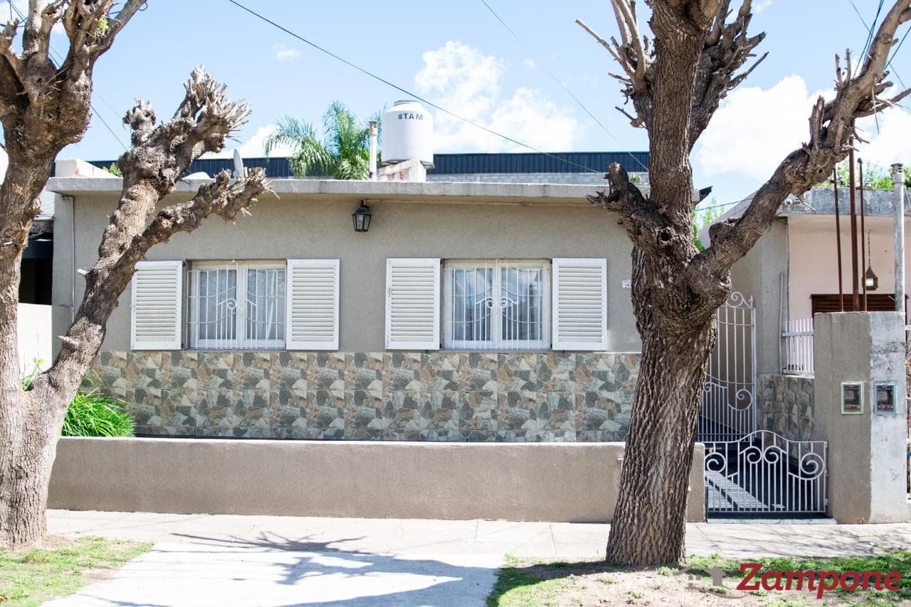 Venta Casa 3 ambientes Planta Baja jardin Merlo - 1