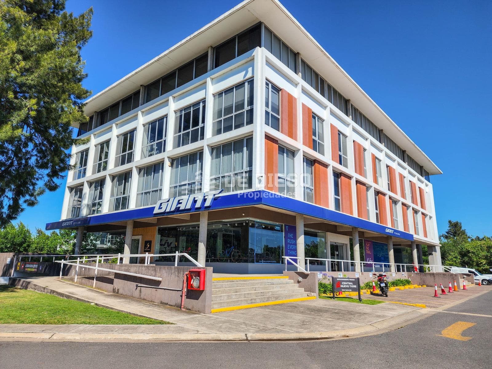 Oficina Consultorio cercana a Centro Comercial de Nordelta con cochera Benavidez Tigre - 1