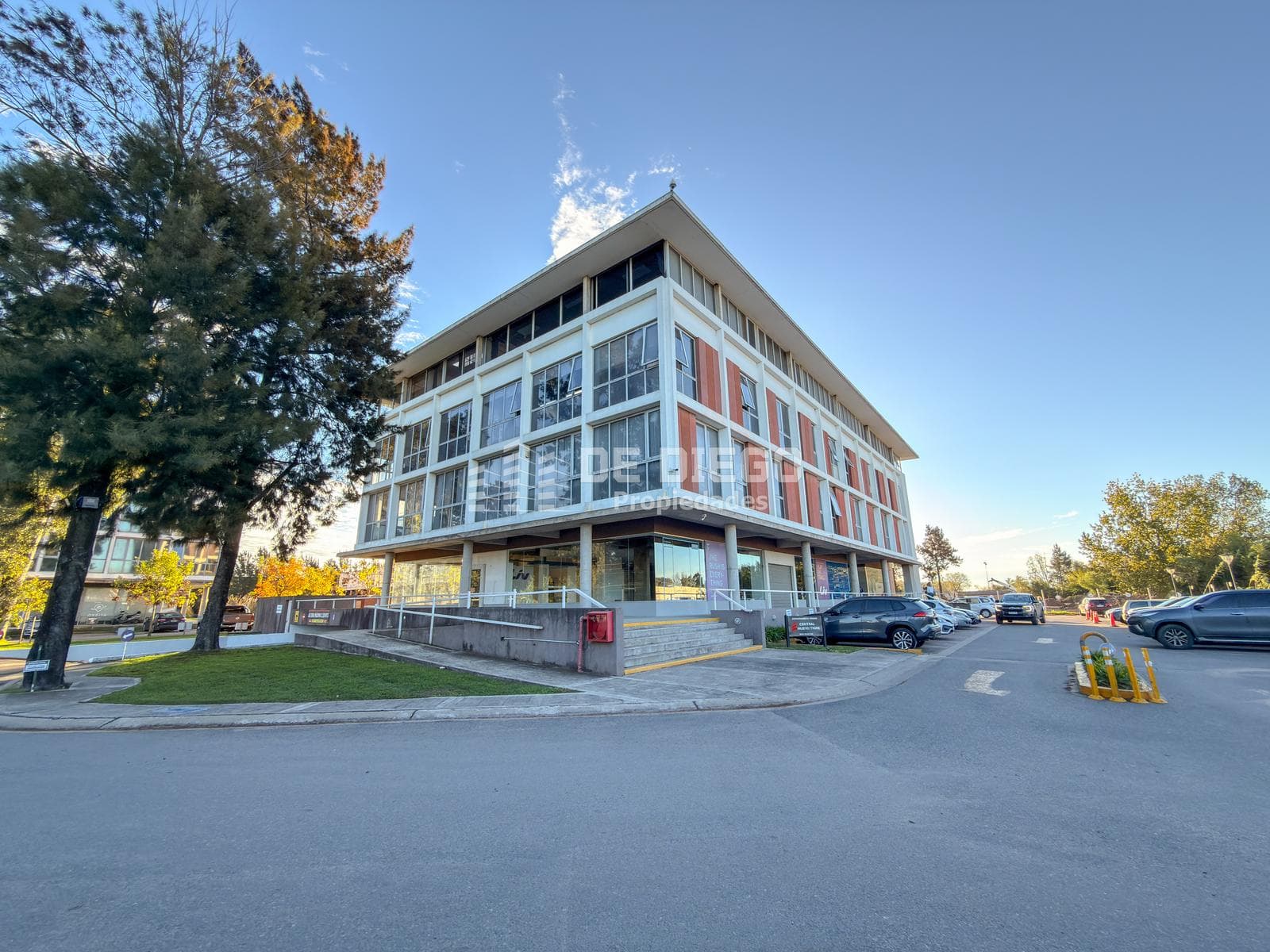 Oficina Consultorio cercana a Centro Comercial de Nordelta con cochera cubierta Benavidez Tigre - 1