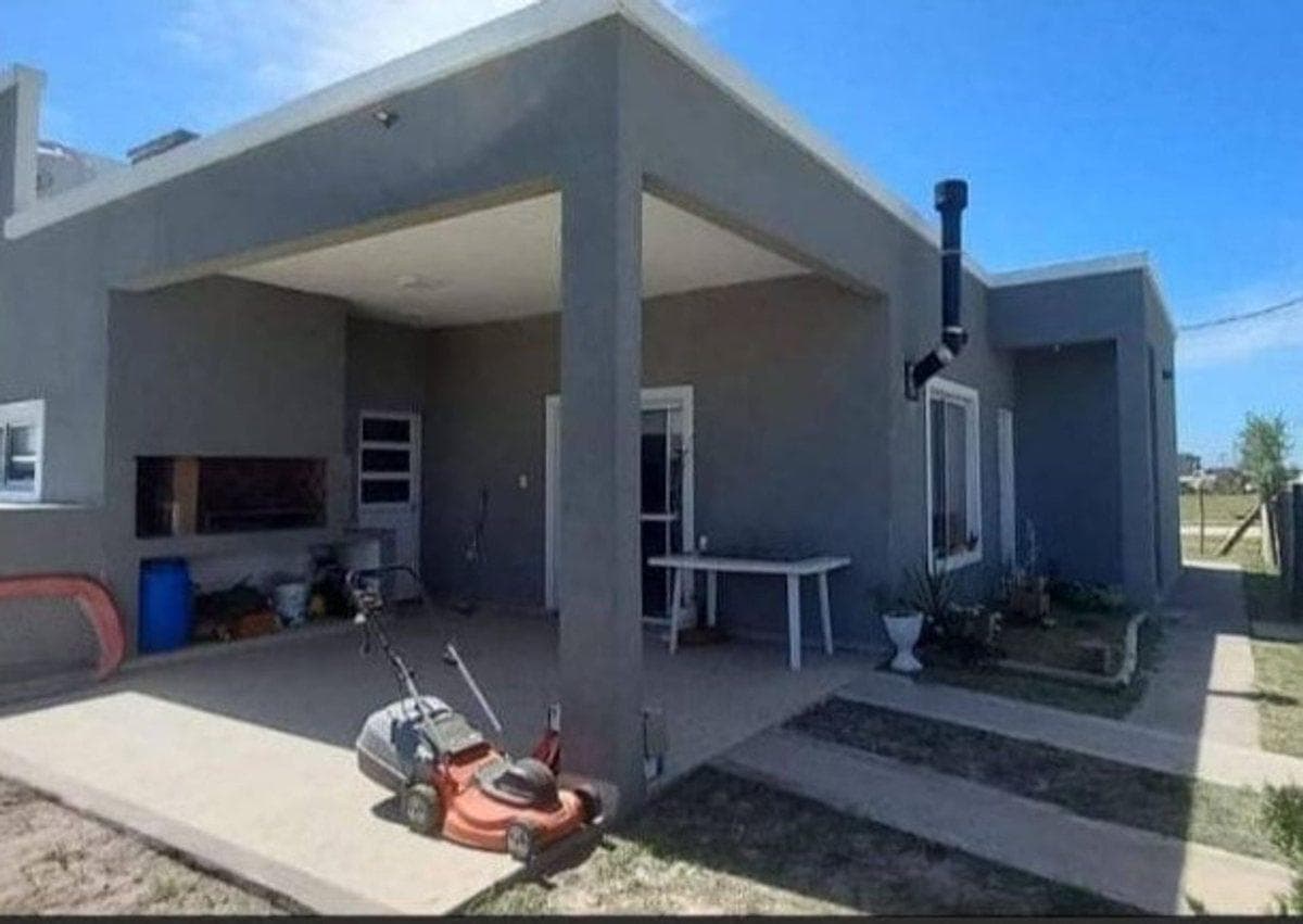 Casa en esquina, parque y pileta, Domselaar Chico - 1