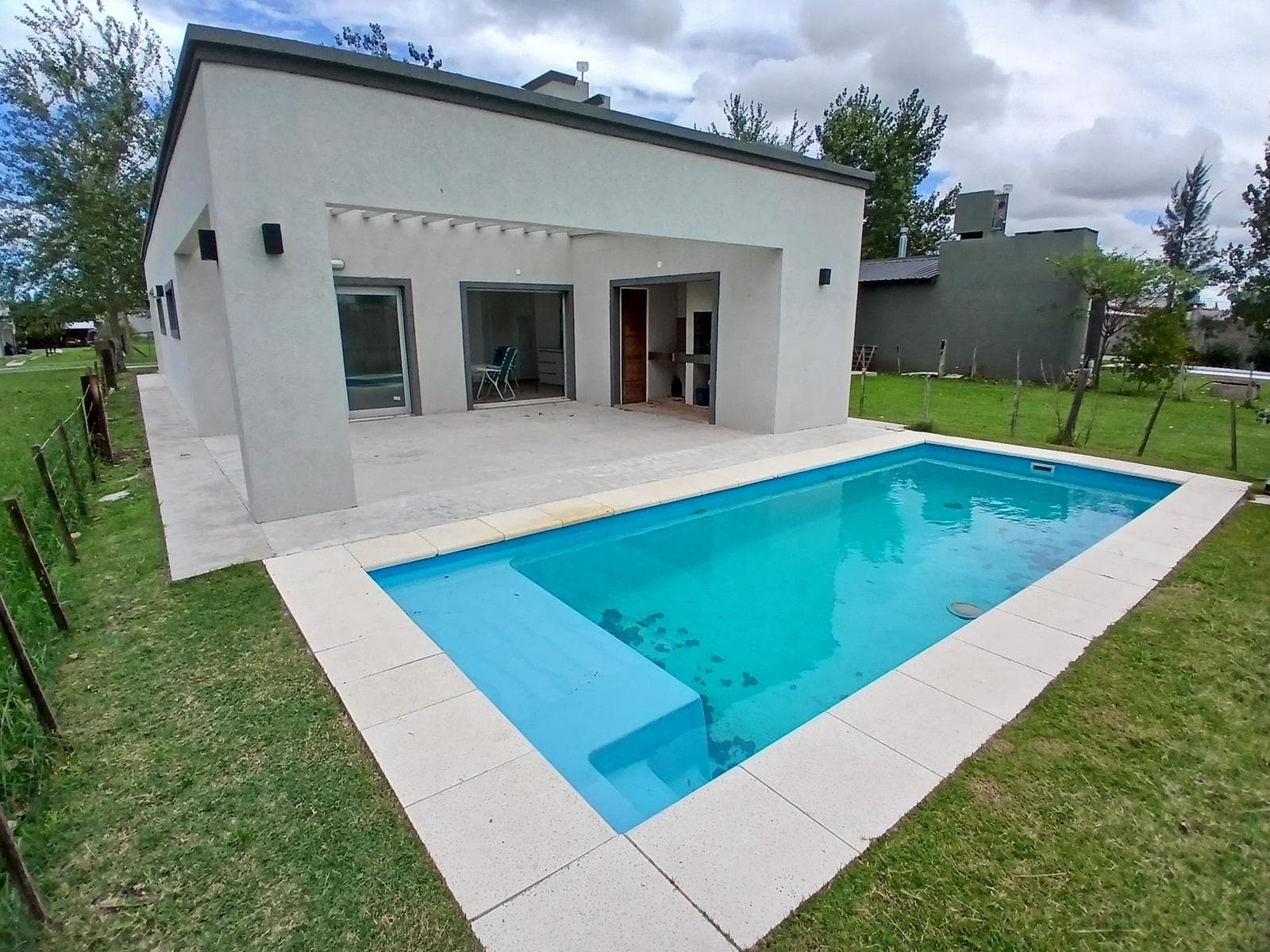 Espléndida casa a estrenar, con parque y pileta en Domselaar Chico - 1