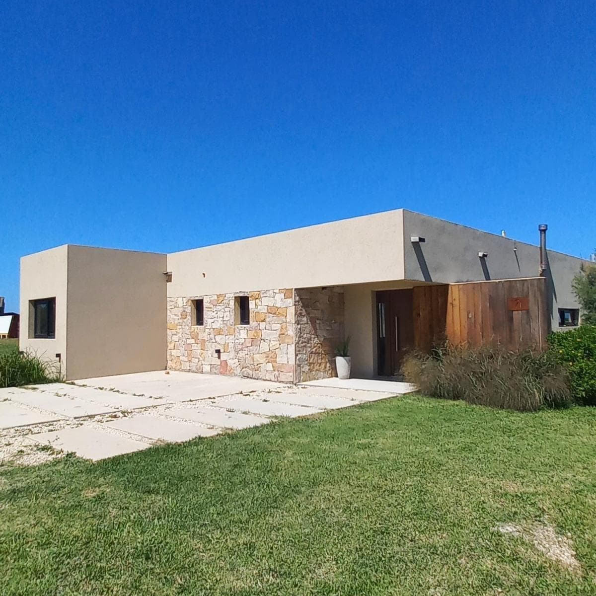 Casa en venta - 2 Dormitorios 3 Baños - Miramar - 1