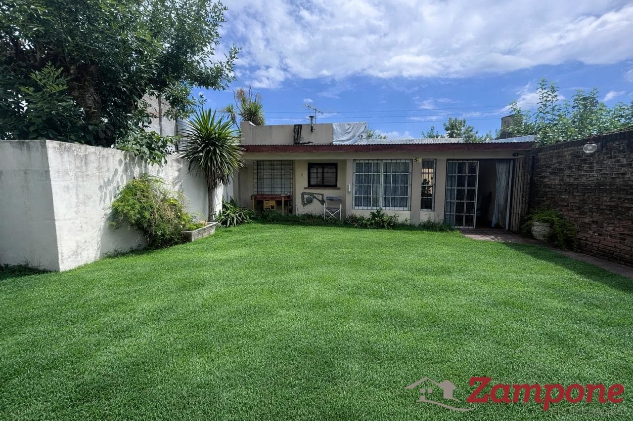 Venta Casa 3 dormitorios amplio jardín quincho parilla Merlo - 1