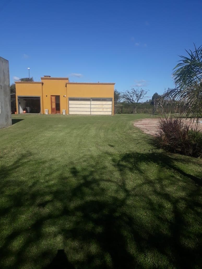 Casa de campo a terminar con quincho/depto con amplia pileta - 1