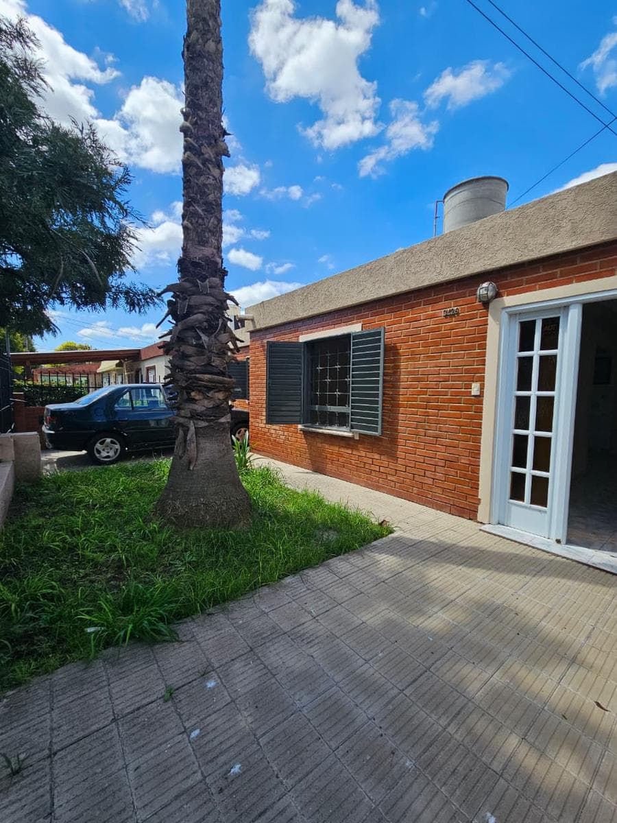 Casa en venta 2 dormitorios con cochera doble y patio en Alta Cordoba - 1