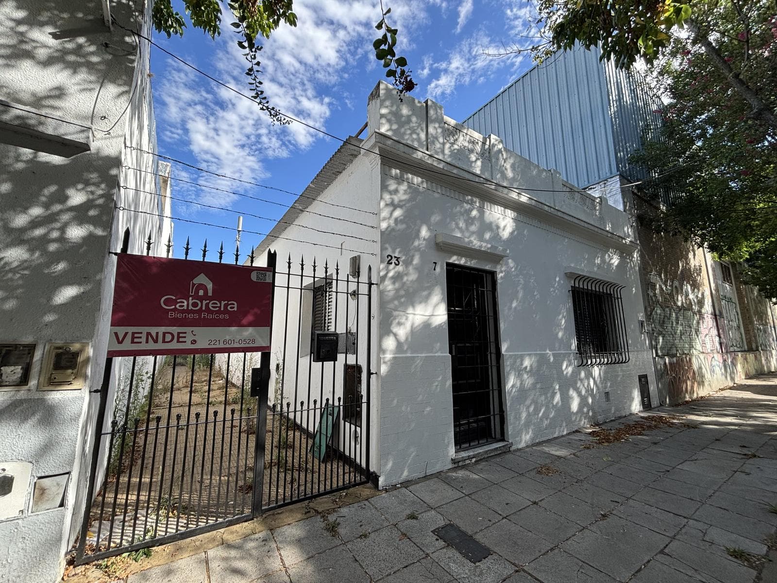 Venta de dos casas en conjunto con patio Quilmes Centro, Buenos Aires. - 1