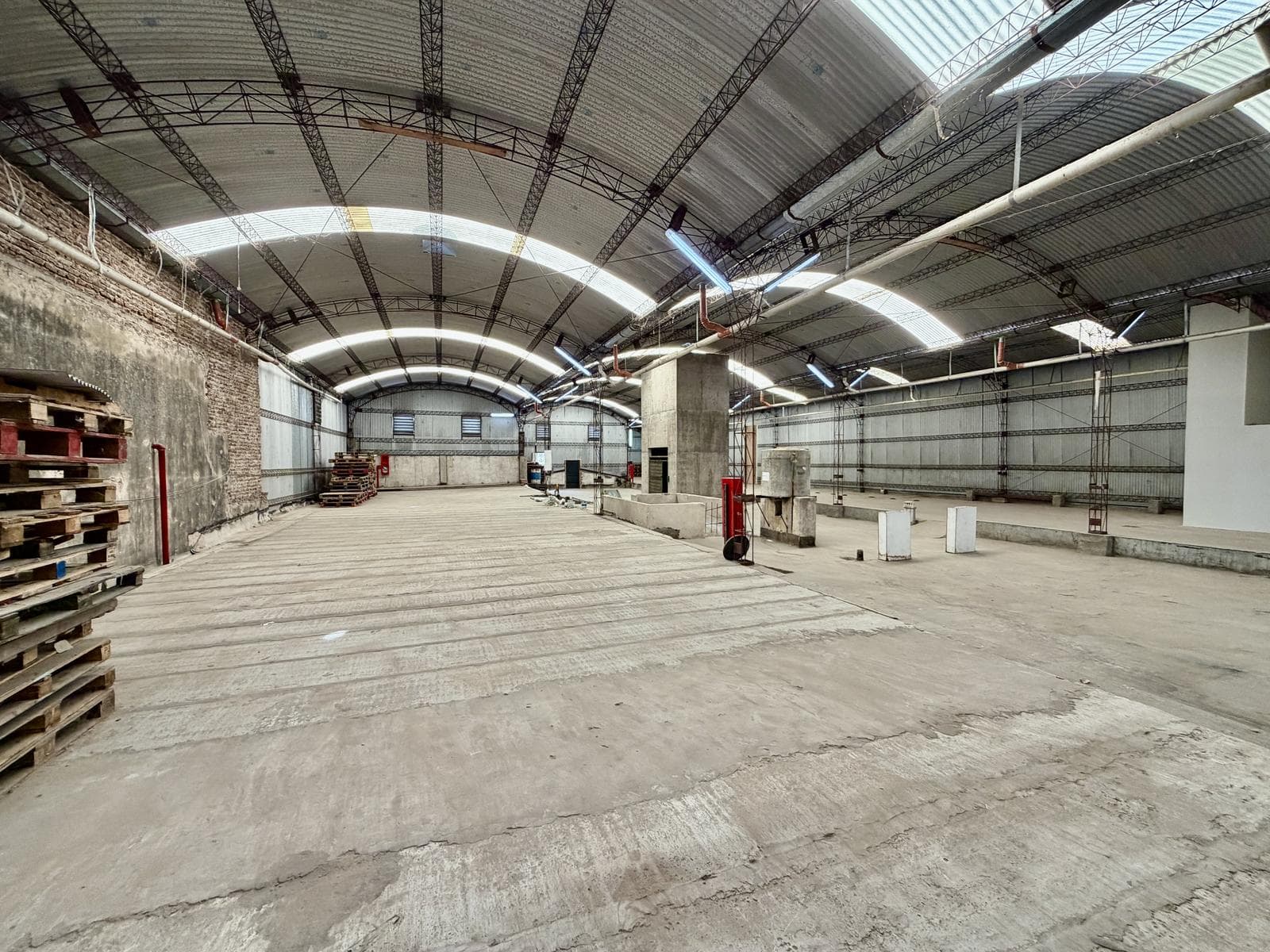 Depósito Logístico 3.300 m² | Acceso Camiones | Montacargas | Cinta Transportadora | La Paternal - 1