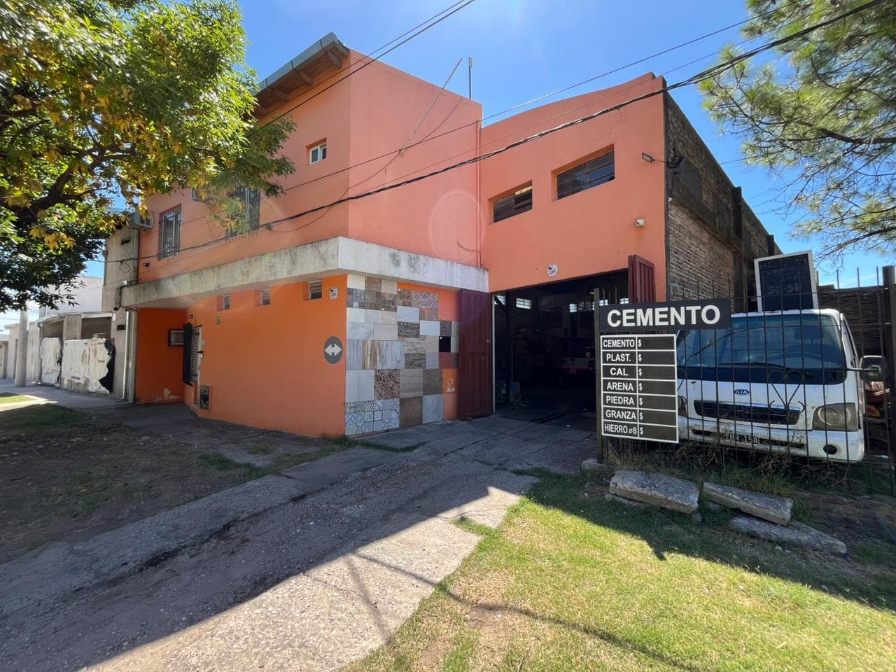 VENTA- Galpón con doble ingreso y oficinas - 1