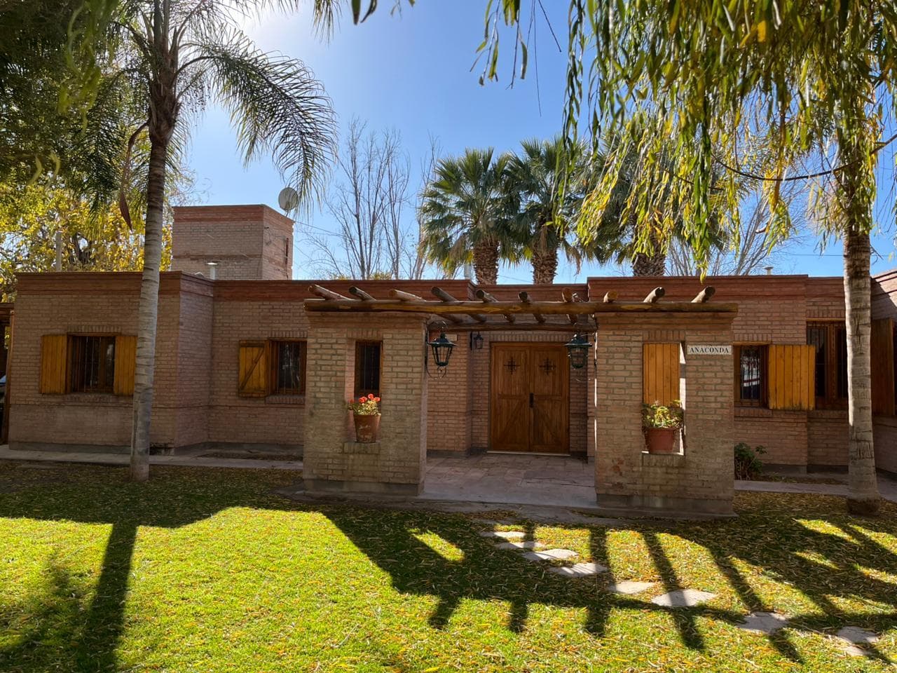 Venta Casa de categoria de 3 dormitorios con Quincho Loft y gran terreno en Santa Lucia - 1