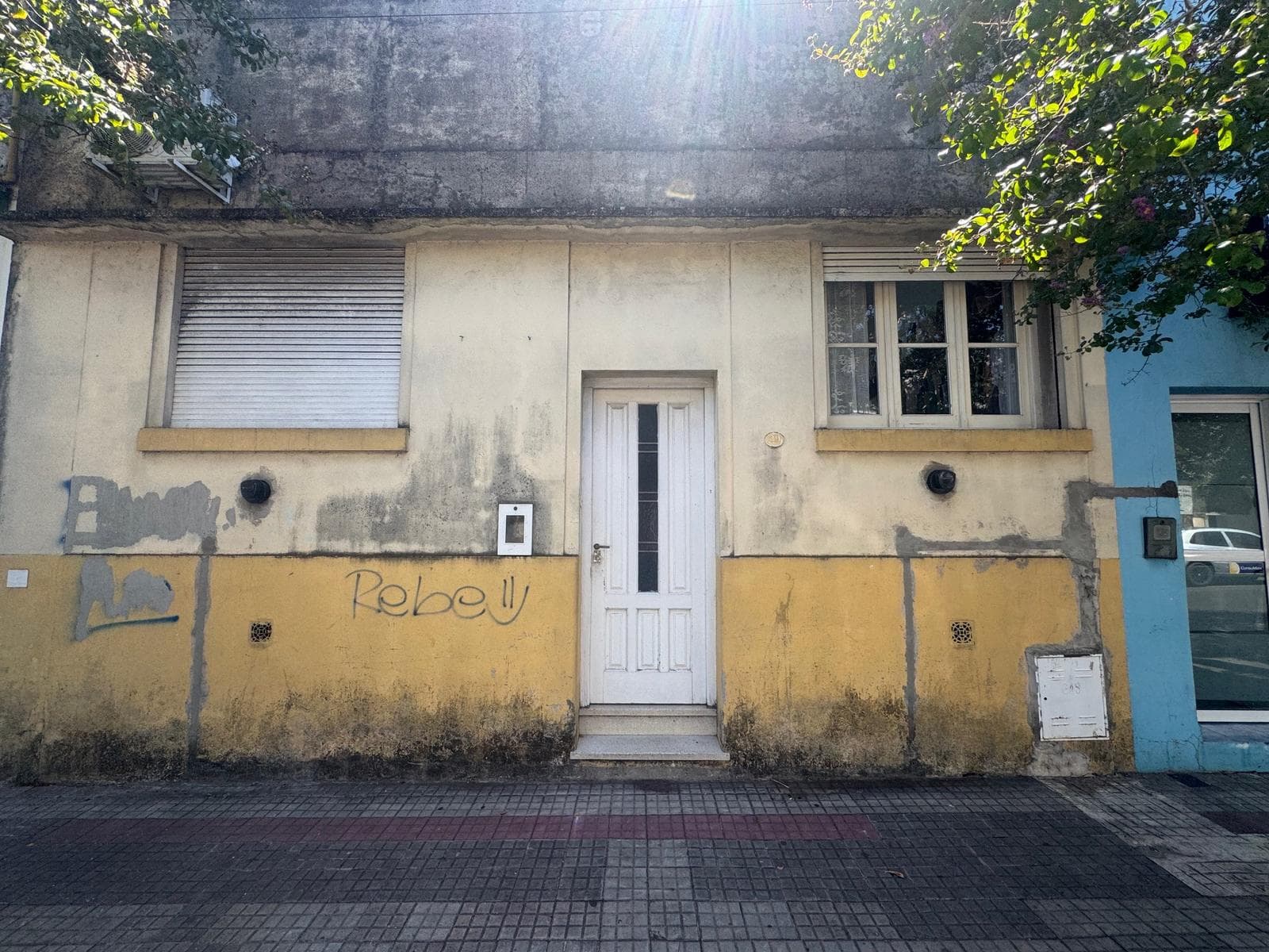 Casa muy bien ubicada, con cuatro habitaciones, baño y estar. Solo para oficinas, consultorios, etc,- - 1