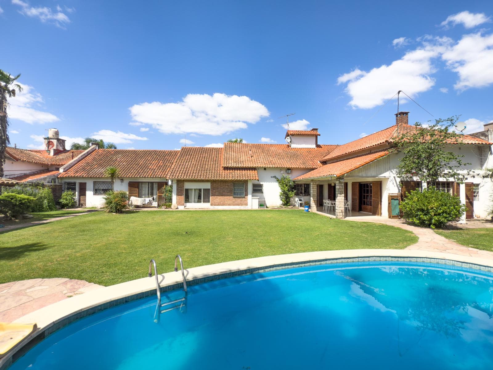 VENTA imponente casa, triple lote, pileta quincho cocheras en Castelar - 1