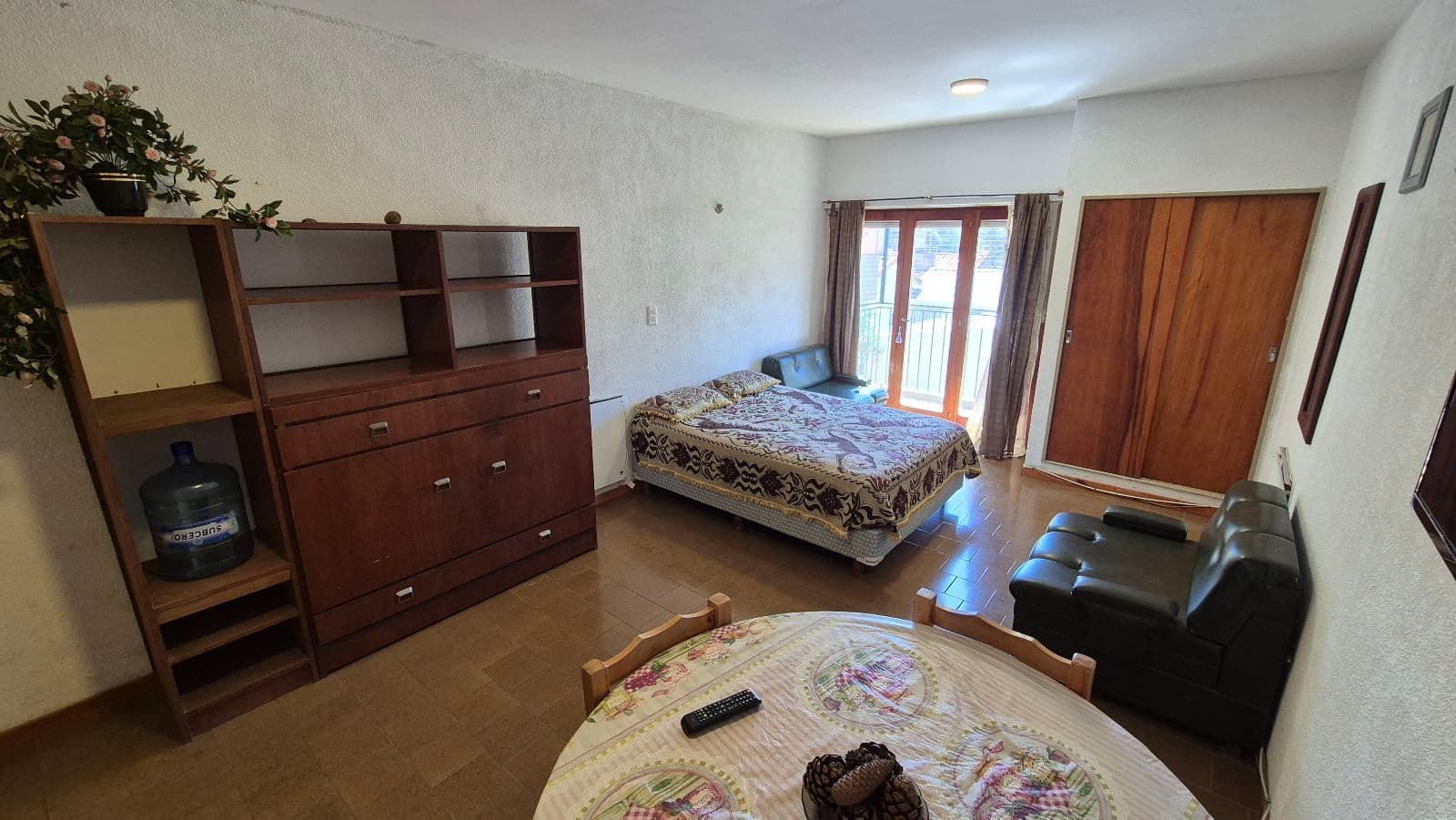 Amplio departamento de un ambiente con balcón en San Bernardo - 1