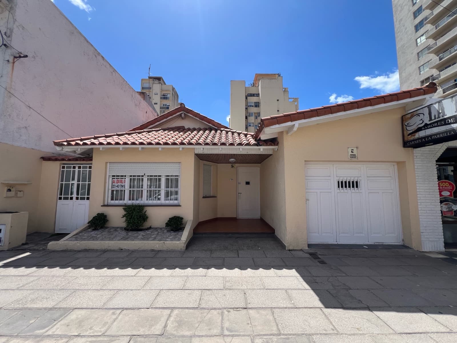 Chalet 5 ambientes con patio y quincho en zona 1 de Miramar - 1